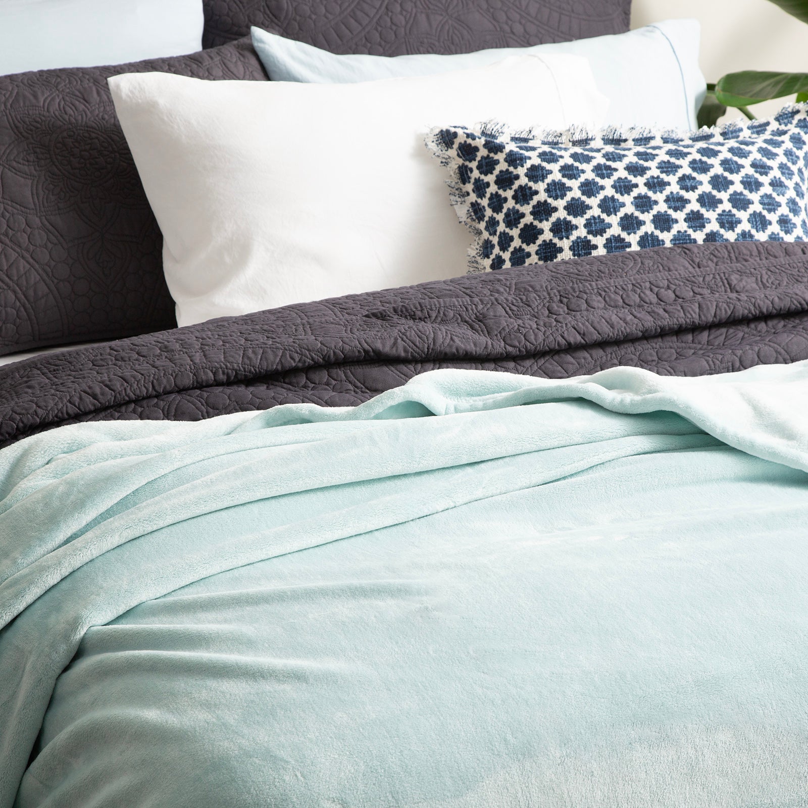 Renee Taylor Plush 380 GSM Ultra Soft Velvet Blanket Super King Blue