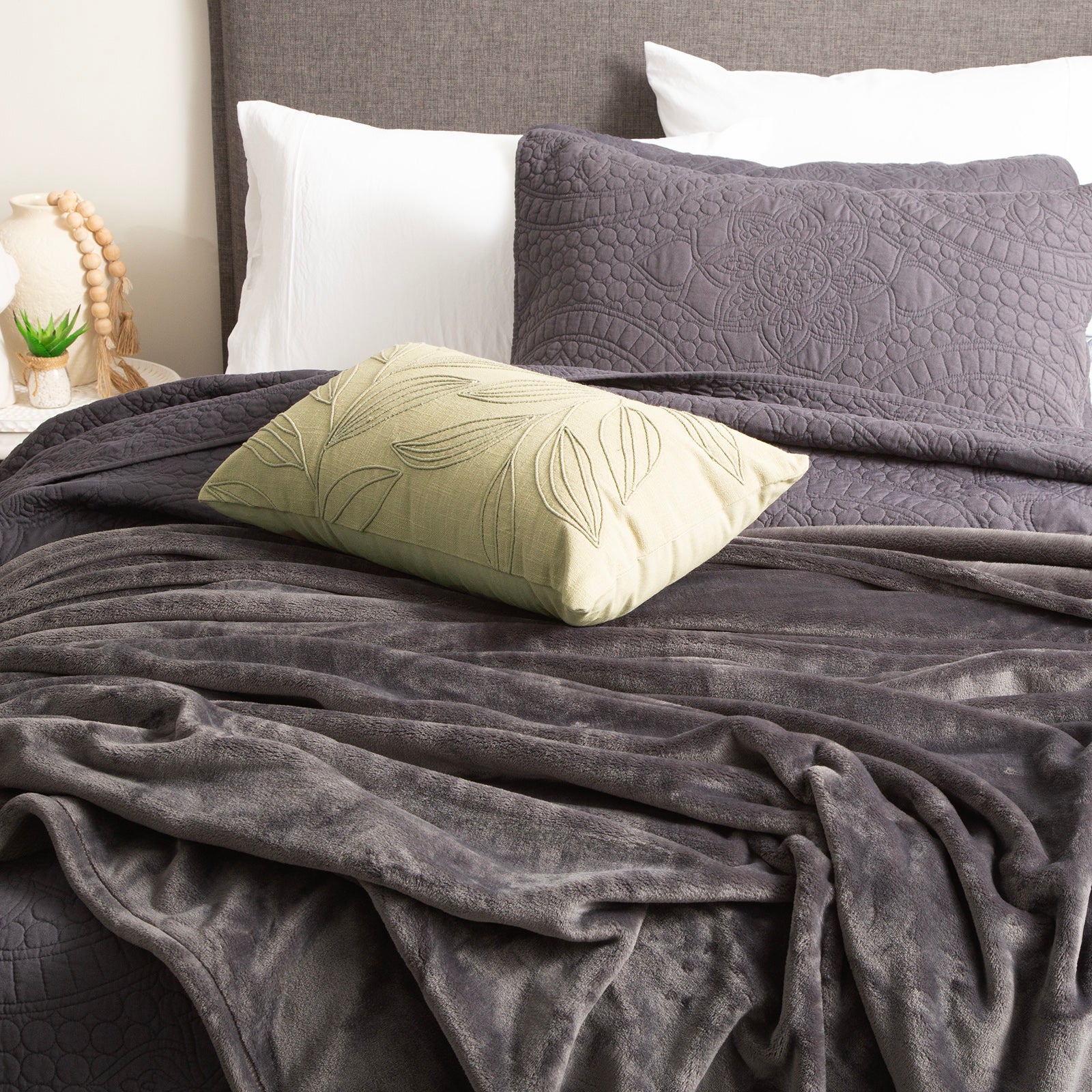 Renee Taylor Plush 380 GSM Ultra Soft Velvet Blanket Queen/King Graphite