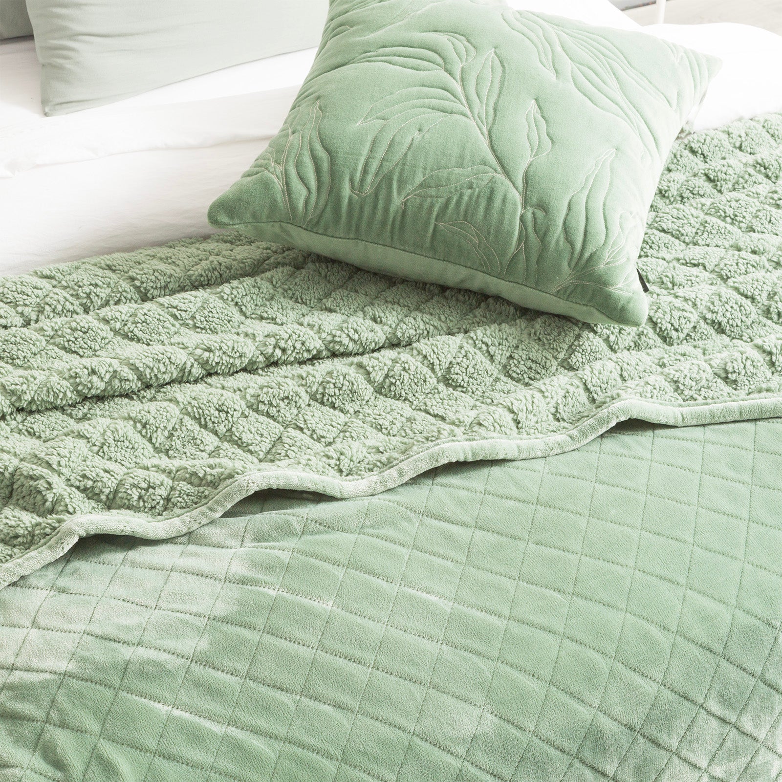 Renee Taylor Heston 480 GSM Ultra Soft Velvet Sherpa Blanket Queen/King Eucalyptus