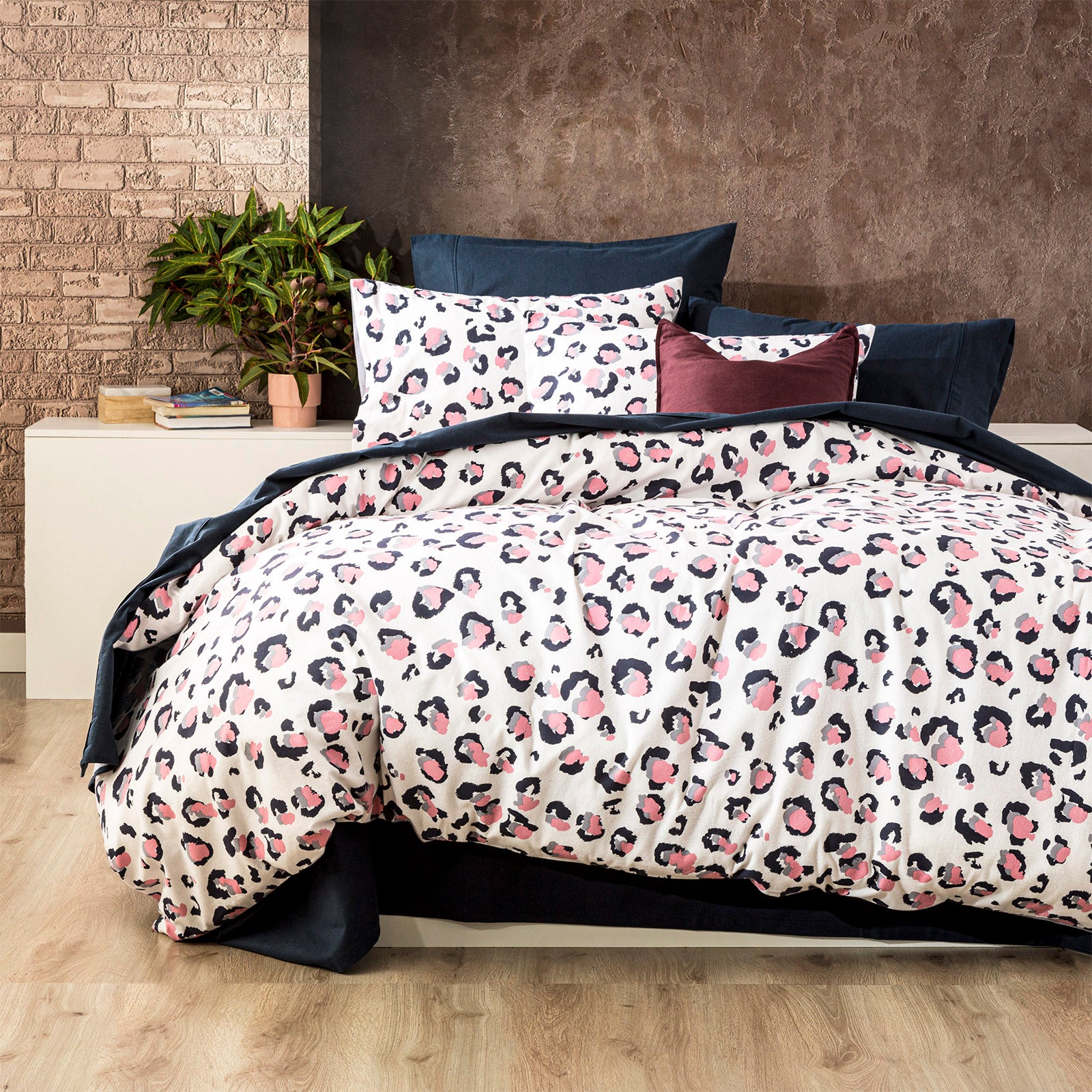 Park Avenue 175 GSM Egyptian cotton Flannelette Quilt Cover set Queen Snow Leopard
