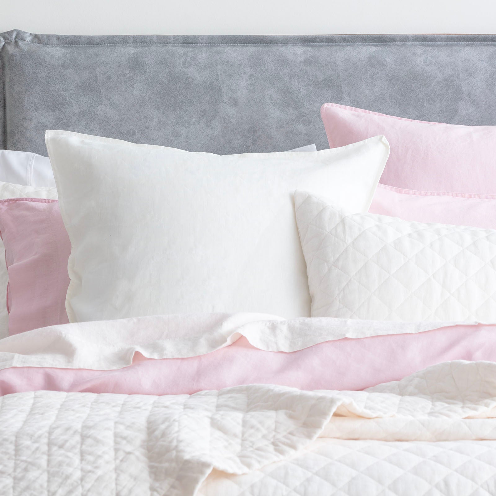 Renee Taylor Cavallo Stone washed French Linen Quilted Bed Coverlet Set Queen/King White