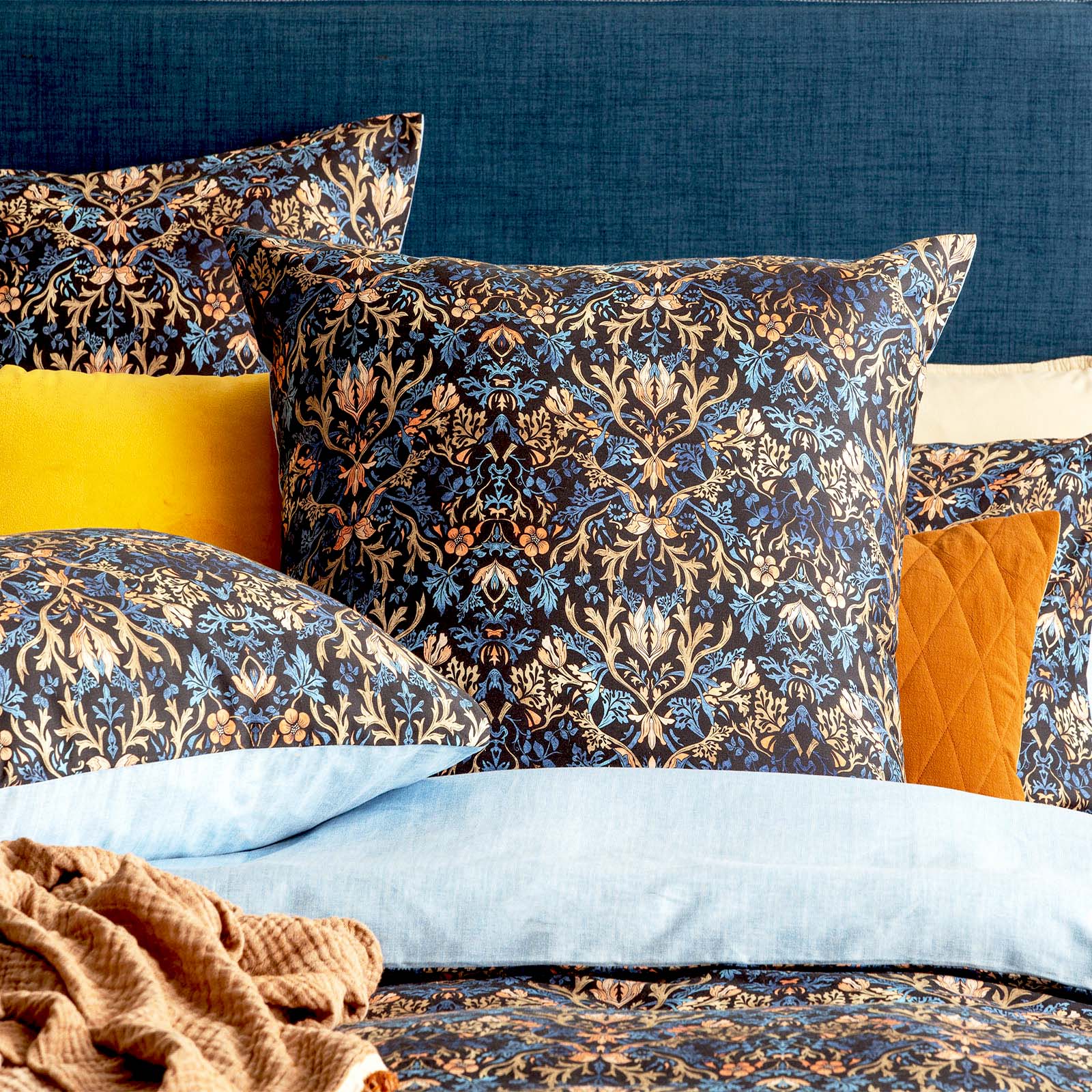 Renee Taylor 300 TC Cotton Reversible Quilt cover sets King Blackthorn