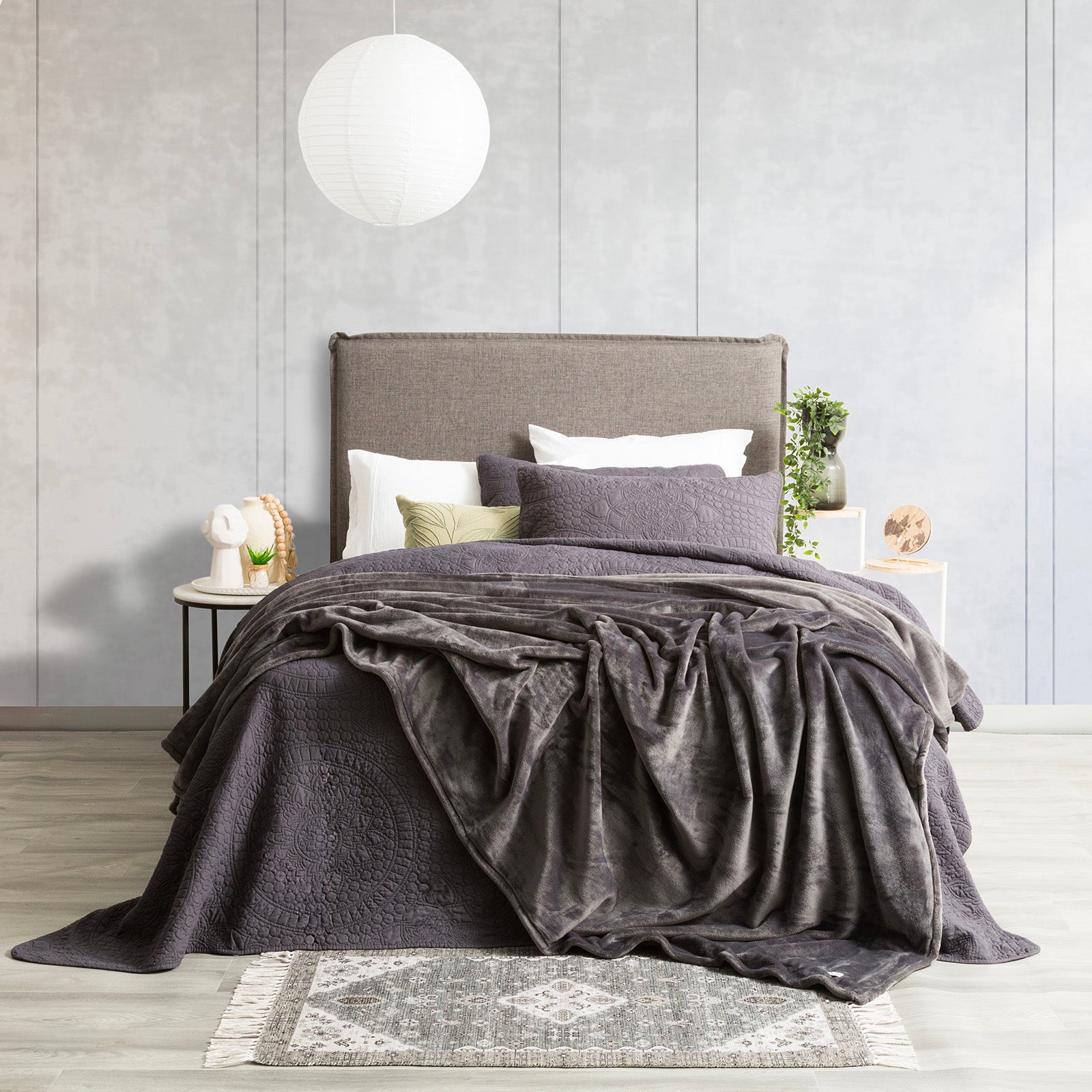 Renee Taylor Plush 380 GSM Ultra Soft Velvet Blanket Queen/King Graphite